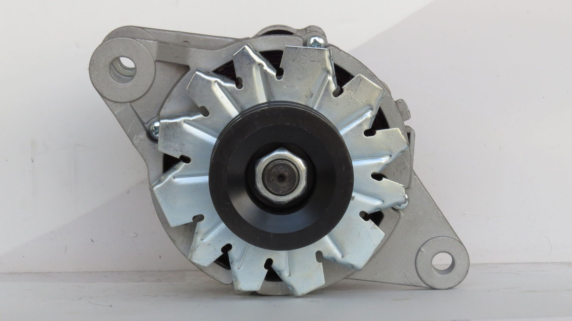 ALT 054 ALTERNATÖR HITACHİ 520 ZAX 200 24V 50 AMP. 1812005303  1812005305    1812005901    1812005902   1812005903    71440164    AT263669    SE502076    A4TU5485   A4TU5486    VI1812005303 A4TU5485