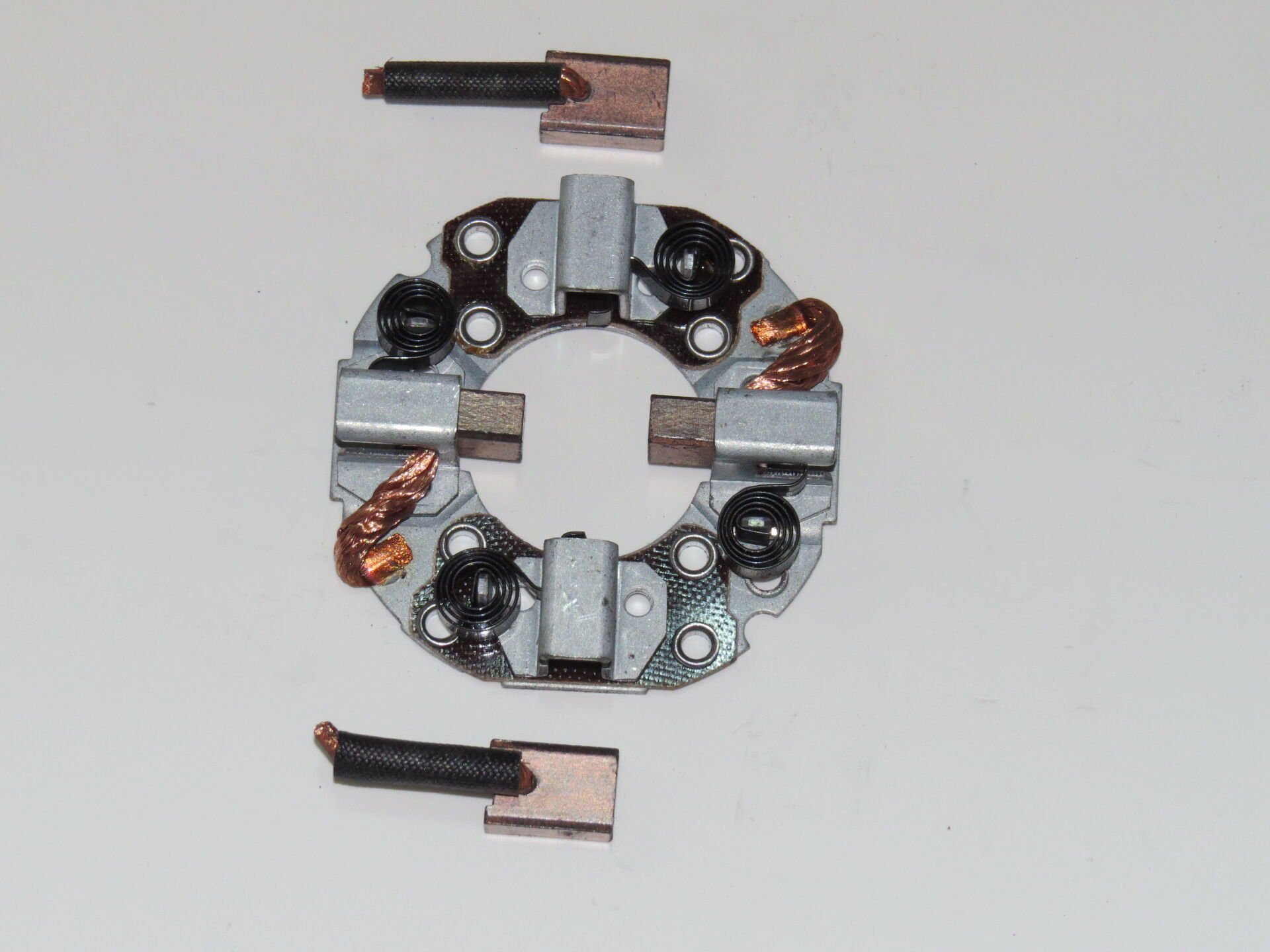 BHM 7030    KÖMÜR YUVASI 12V MITSUBISHI L 300 YM YM 98 4 KÖMÜRLÜ  M649X20771 .